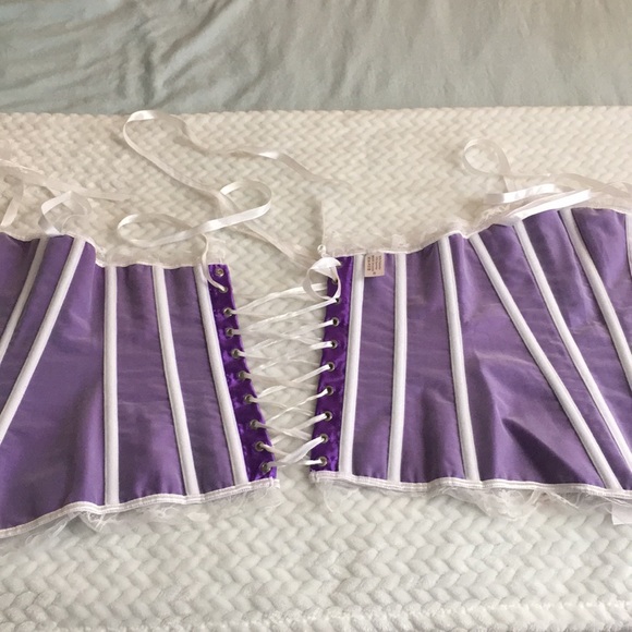 Corset - Picture 2 of 4